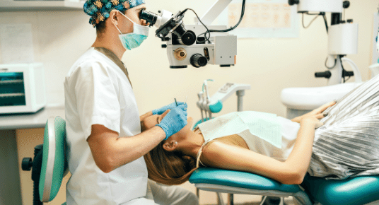Tratamente asistate la microscop